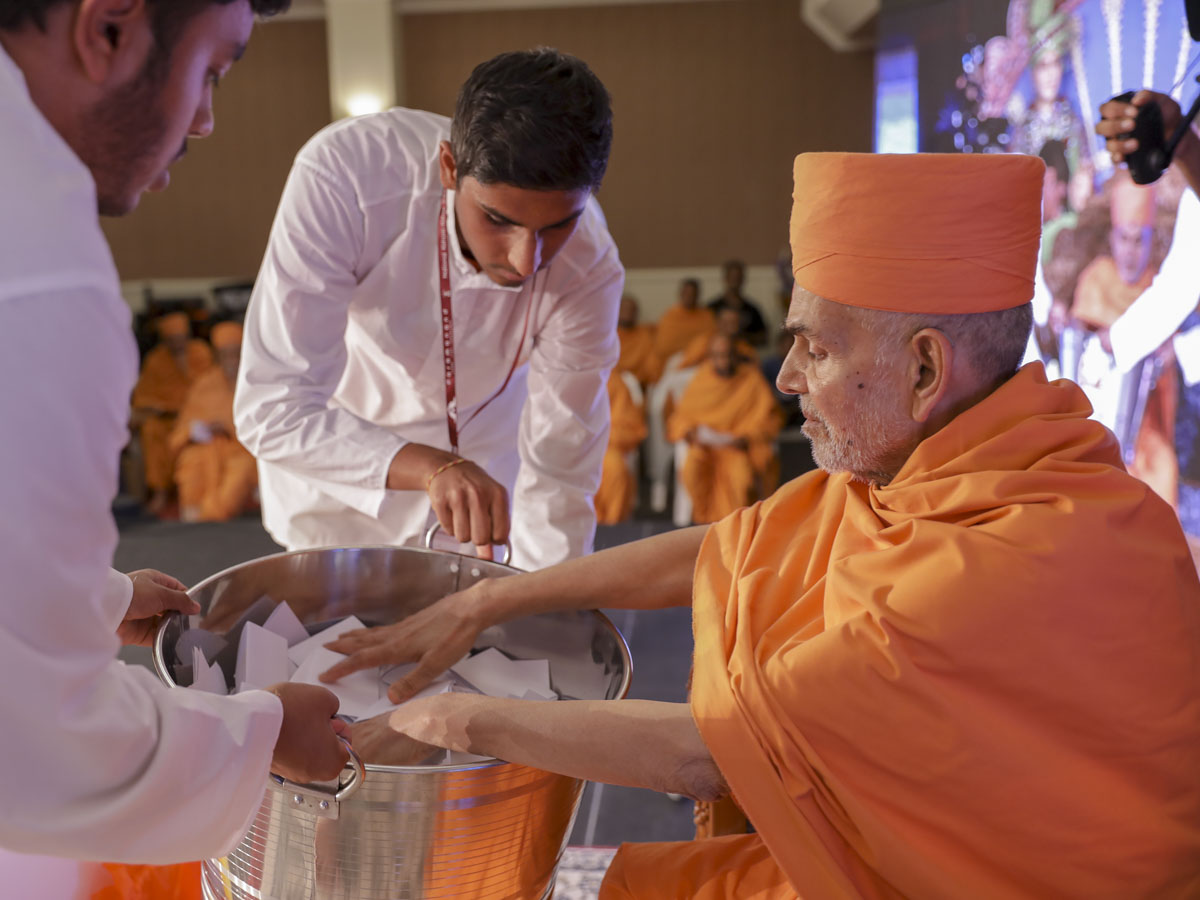 Swamishri sanctifies prayers written by youths