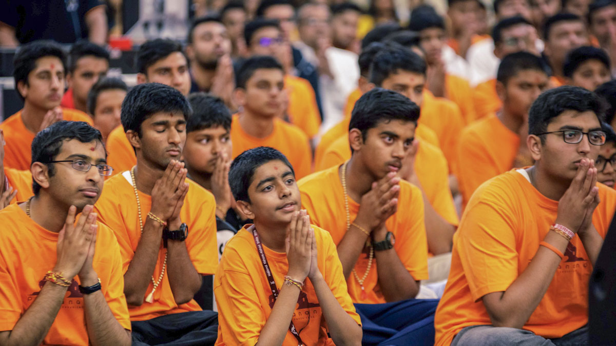 Kishores doing darshan of Swamishri