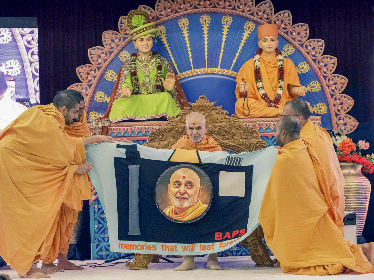 Sadhus honor Swamishri with a shawl