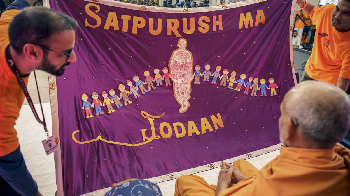 Swamishri observes a shawl