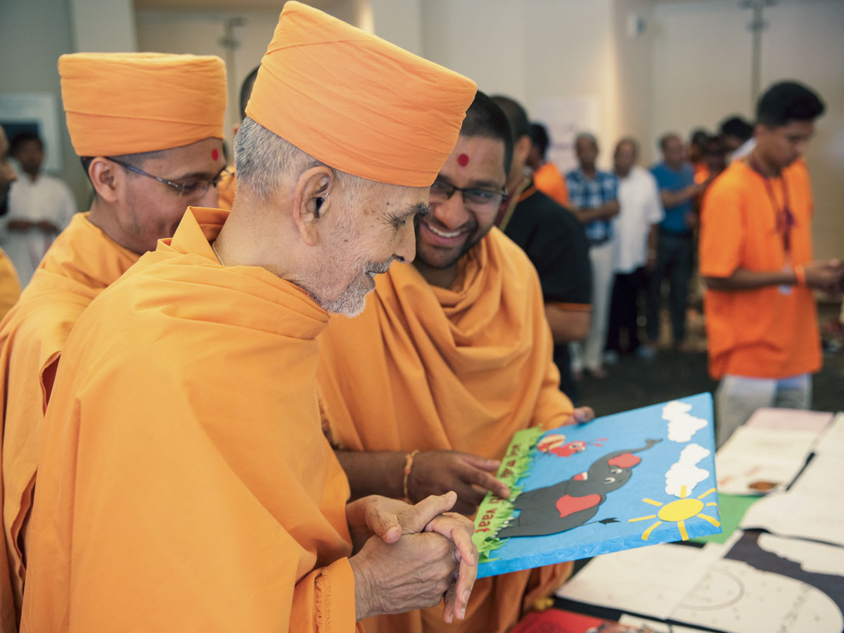 Swamishri observes cards prepared by youths