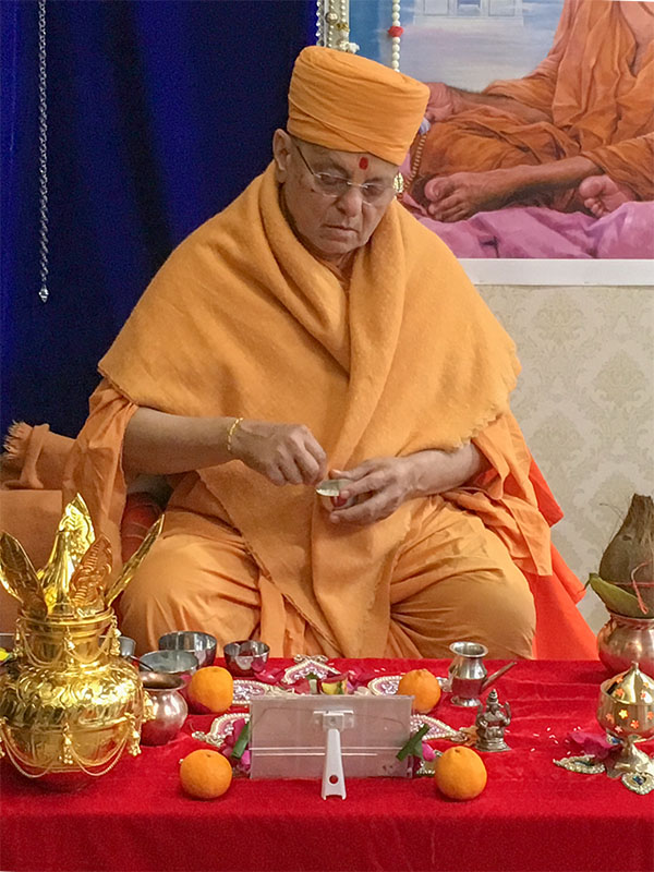 Pujya Ishwarcharan Swami performs the pratishtha mahapuja rituals