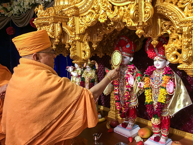Pujya Ishwarcharan Swami performs the pratishtha rituals
