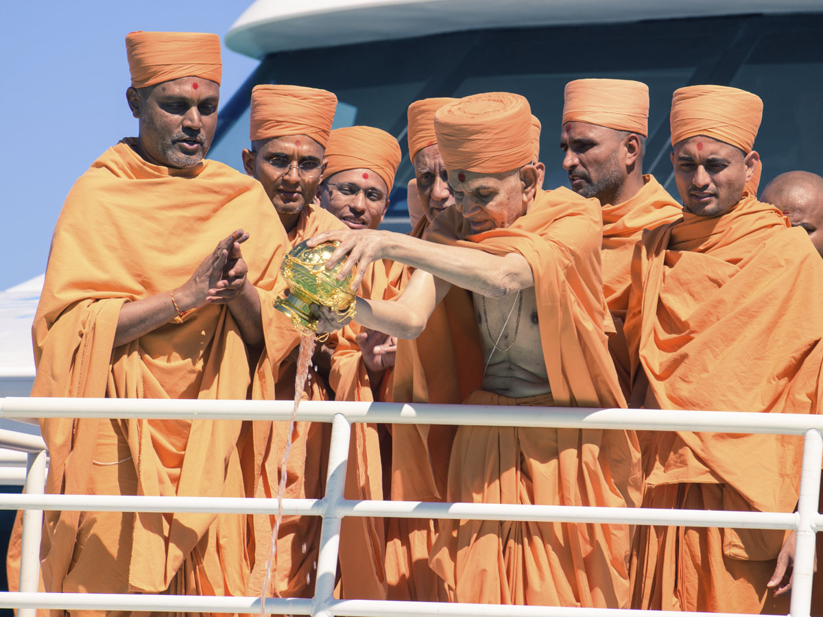 Swamishri disperses the asthipushpa of HH Pramukh Swami Maharaj in the Indian Ocean