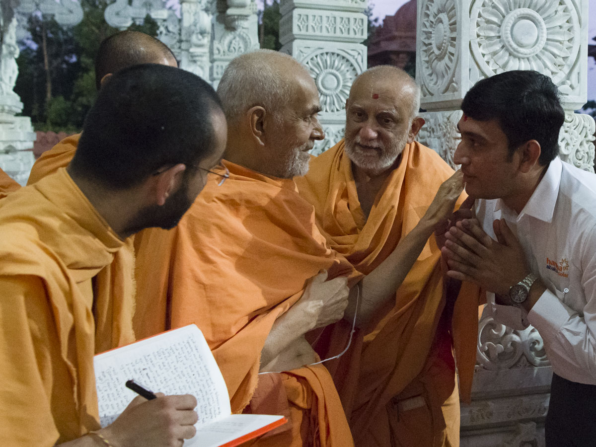 Swamishri blesses a youth
