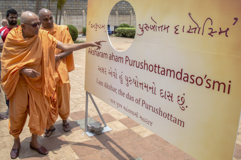 Pujya Kothari Swami observes the photo booth