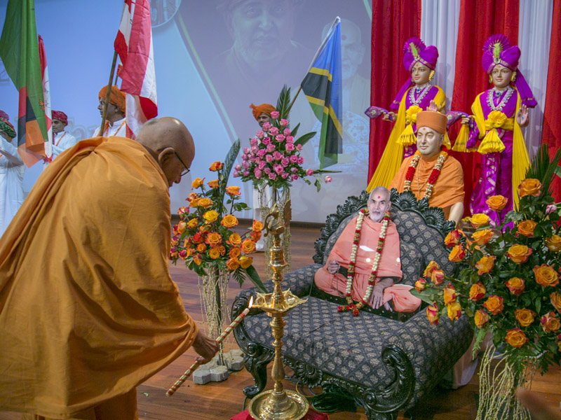 Pujya Kothari Swami lights the inaugural lmap