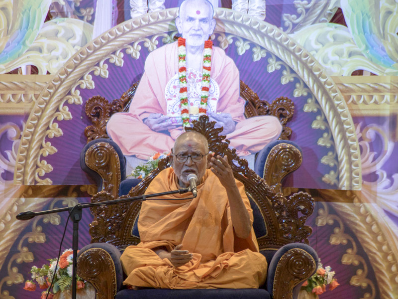 Pujya Bhaktipriya Swami (Kothari Swami) addresses the assembly
