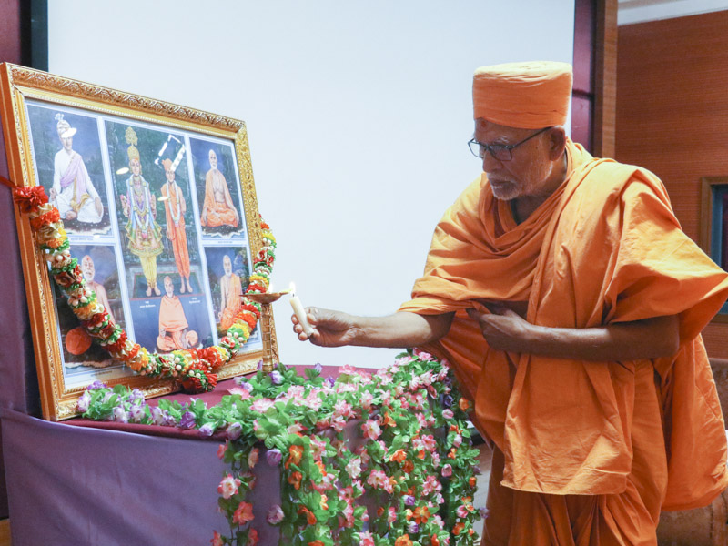 Pujya Bhaktipriya Swami (Kothari Swami) lights the inaugural lamp