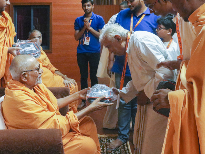 Pujya Kothari Swami blesses karyakars