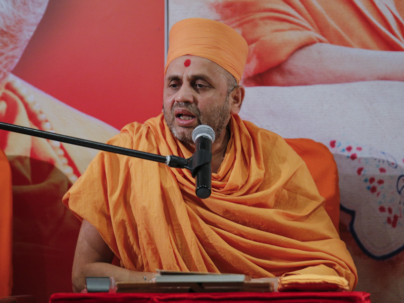 Narayancharan Swami delivers a discourse