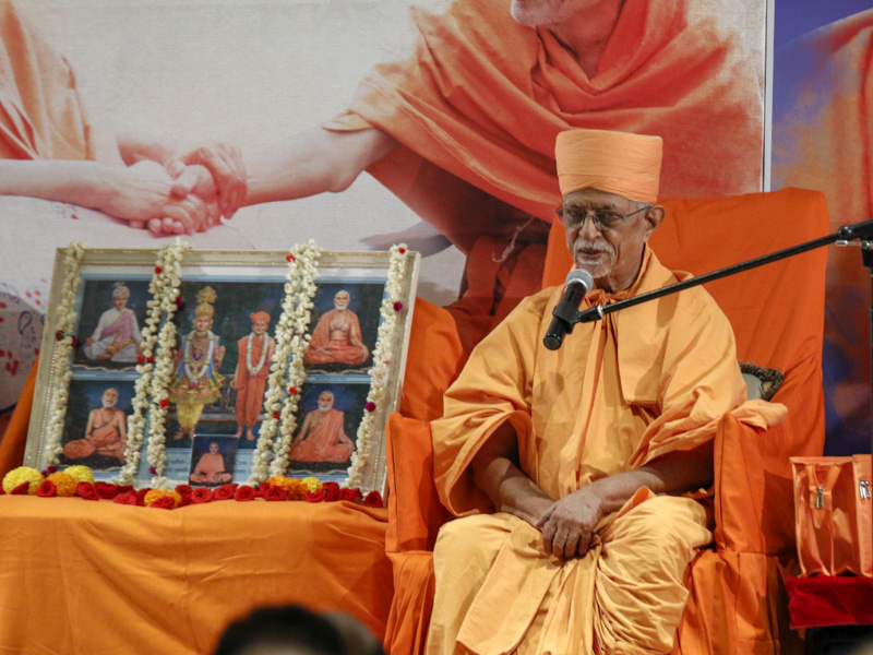 Pujya Doctor Swami blesses the assembly