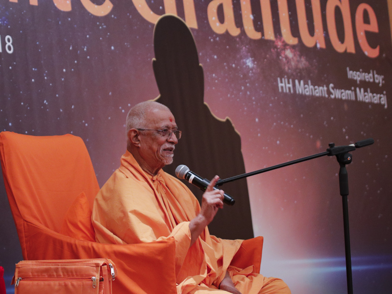 Pujya Doctor Swami blesses the shibir session