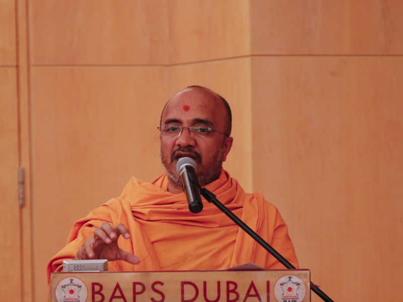 Harikishore Swami addresses a shibir session