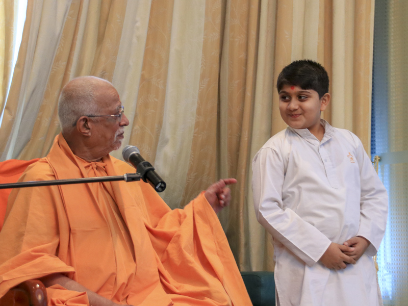 Pujya Doctor Swami interacts with a child