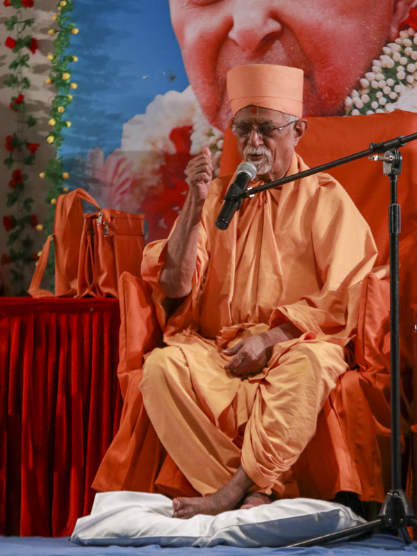 Pujya Doctor Swami blesses the assembly