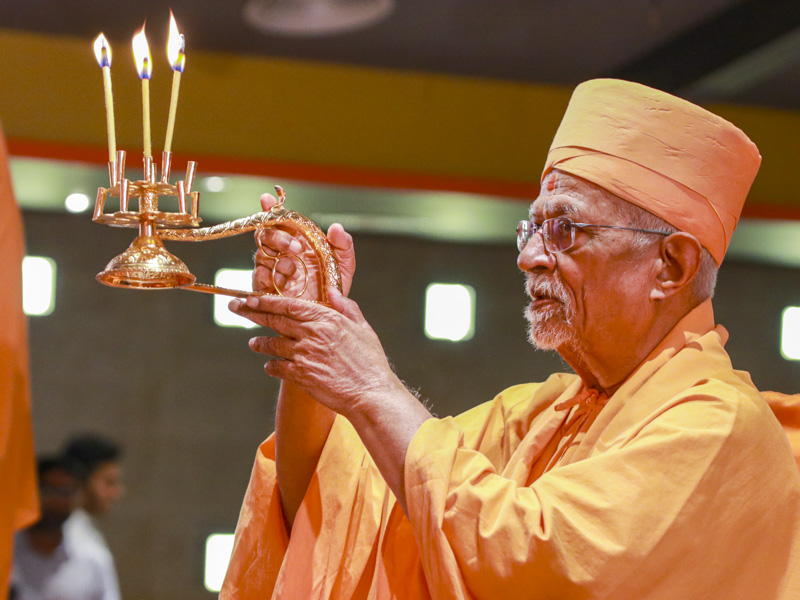 Pujya Doctor Swami performs the arti