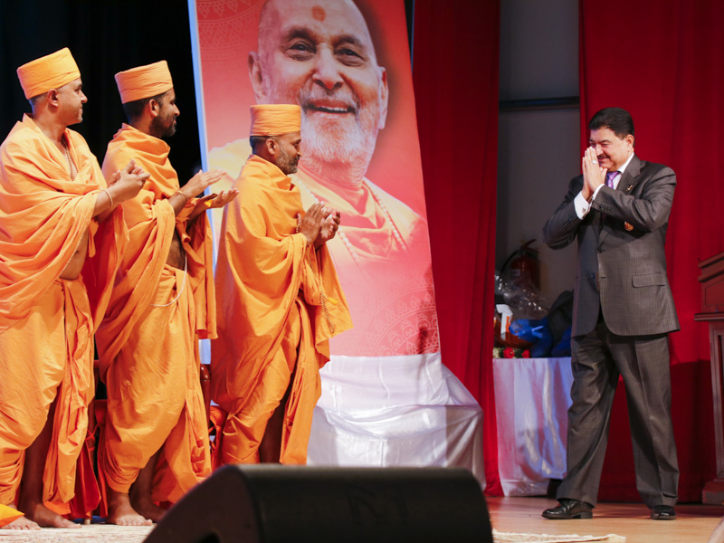 Sadhus greet Shri B.R. Shetty