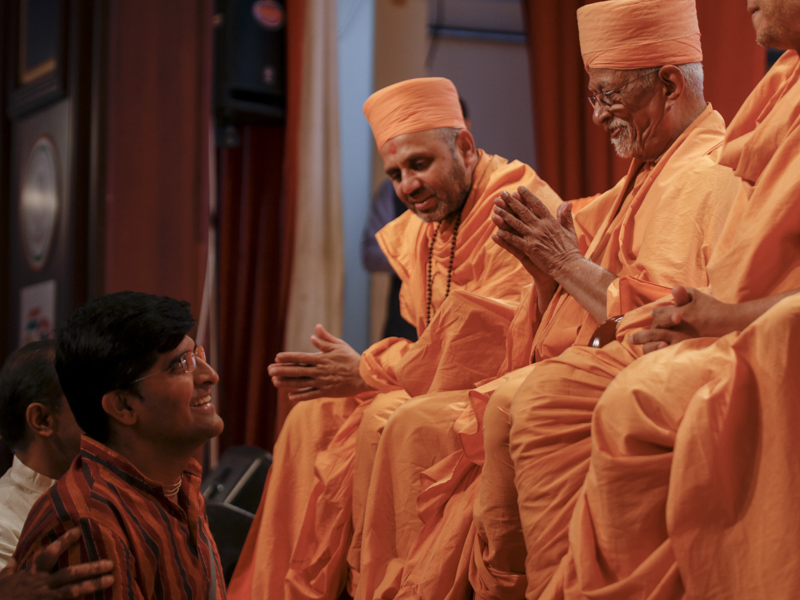 Pujya Doctor Swami blesses devotees