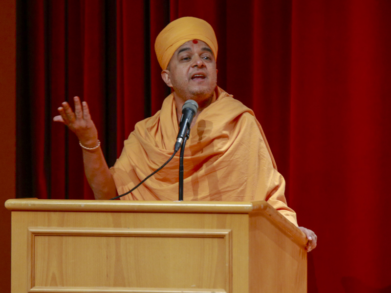 Brahmavihari Swami addresses the assembly
