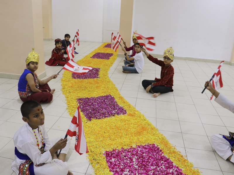 Children waiting to welcome Pujya Doctor Swami
