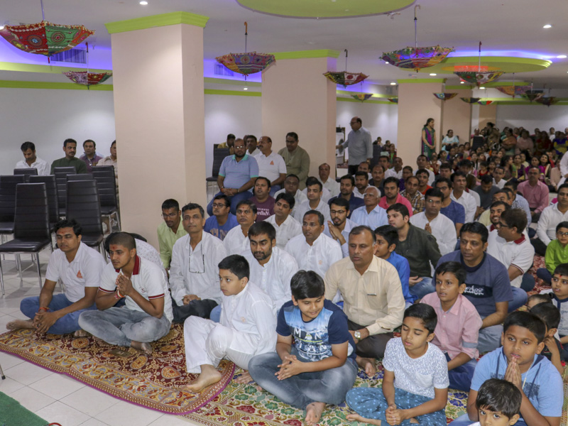 Devotees welcome Pujya Doctor Swami