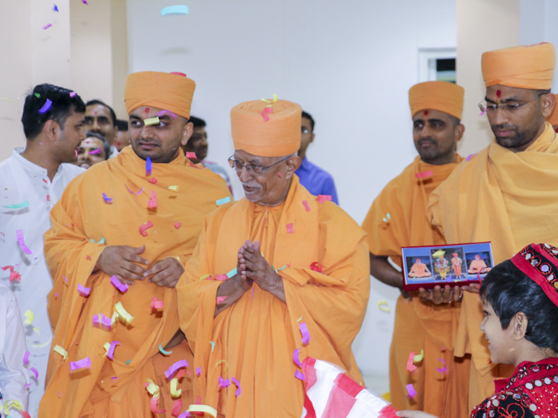 Pujya Doctor Swami greets all with 'Jai Swaminarayan'