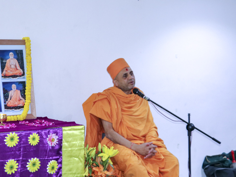Narayancharan Swami delivers a discourse