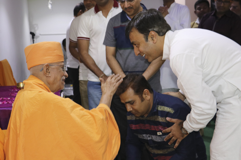 Pujya Doctor Swami blesses devotees