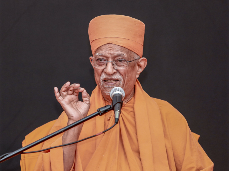 Pujya Doctor Swami blesses the assembly
