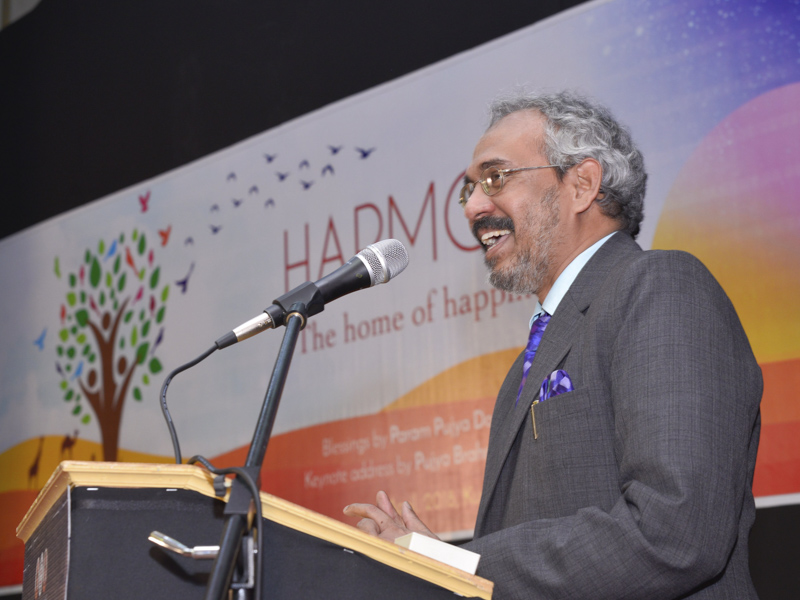 Shri K. Jeeva Sagar (Ambassador of India to Kuwait) addresses the assembly