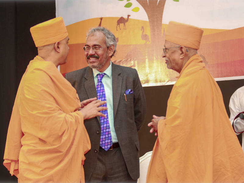 Pujya Doctor Swami converses with Shri K. Jeeva Sagar