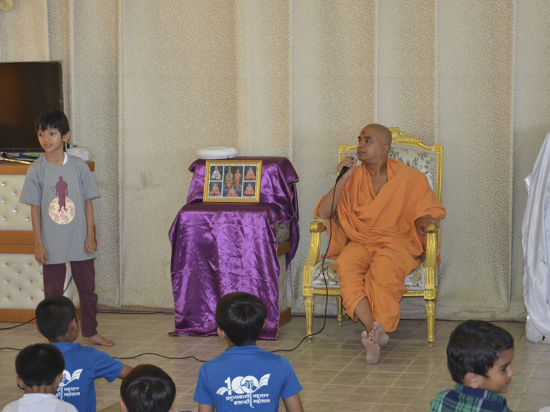 Brahmavihari Swami addresses the children's shibir