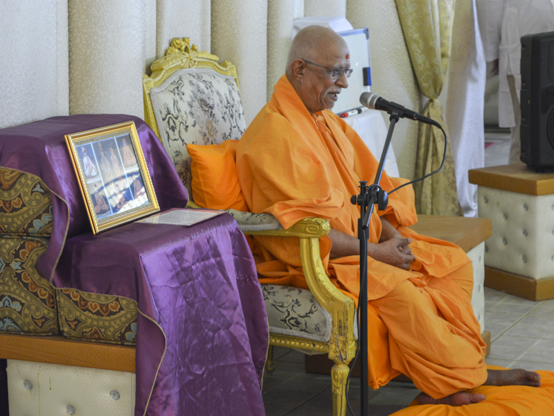 Pujya Doctor Swami blesses the children's shibir