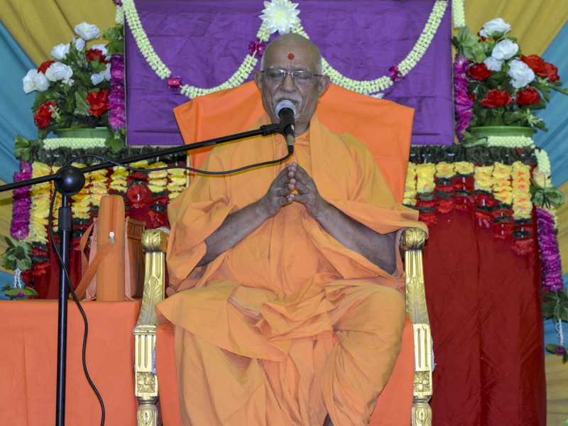 Pujya Doctor Swami blesses a shibir session