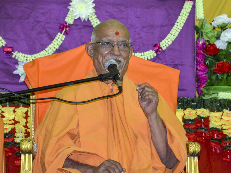 Pujya Doctor Swami blesses a shibir session