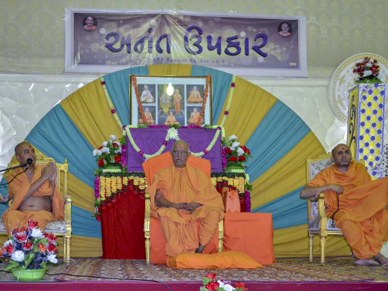 Brahmavihari Swami addresses a shibir session