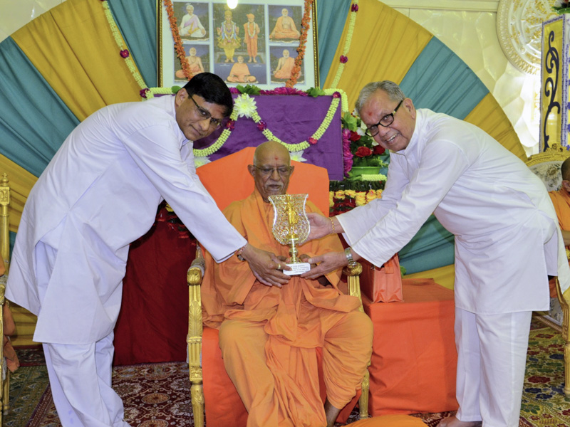 Devotees honor Pujya Doctor Swami