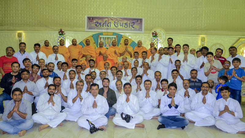 Devotees and sadhus with Pujya Doctor Swami