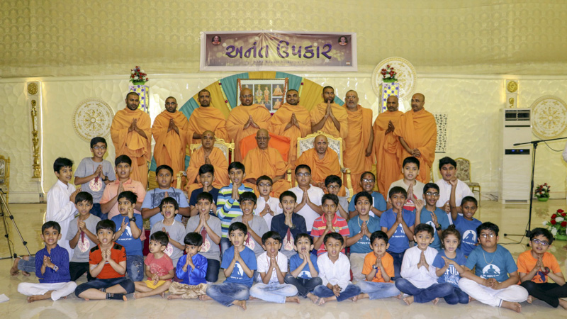 Children and sadhus with Pujya Doctor Swami