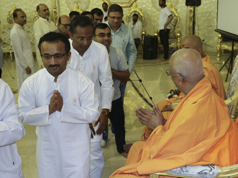 Devotees doing darshan of Pujya Doctor Swami