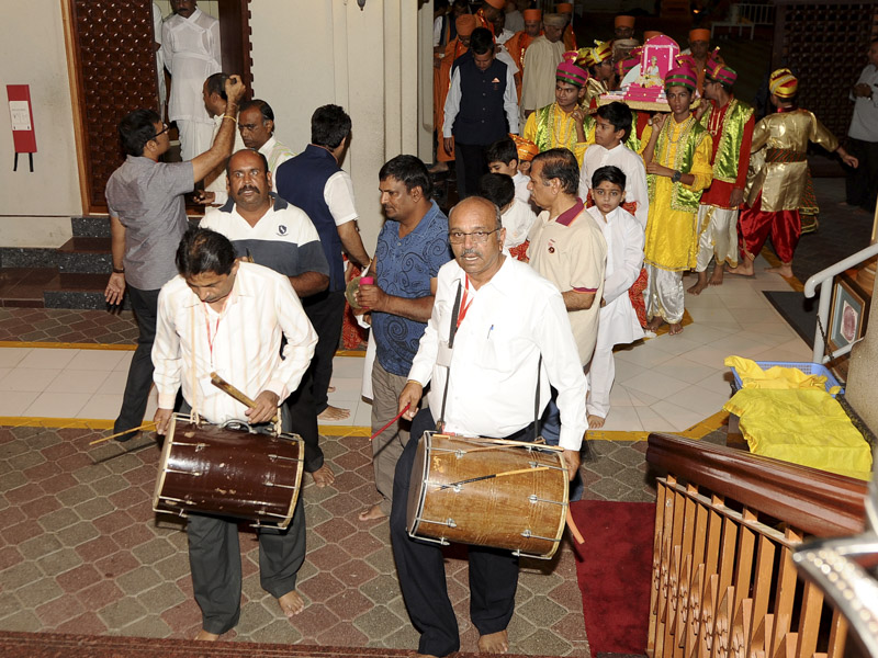 Devotees welcome Pujya Swayamprakash Swami (Pujya Doctor Swami)