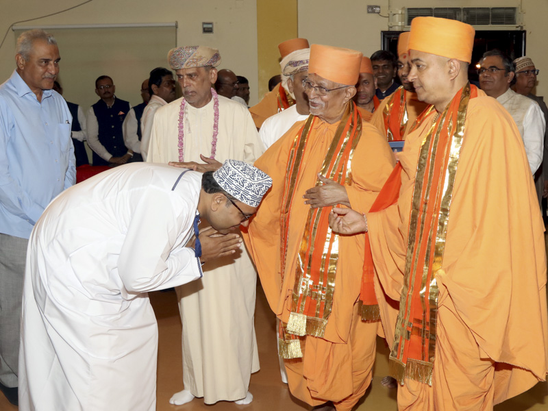Well-wishers welcome Pujya Doctor Swami and sadhus