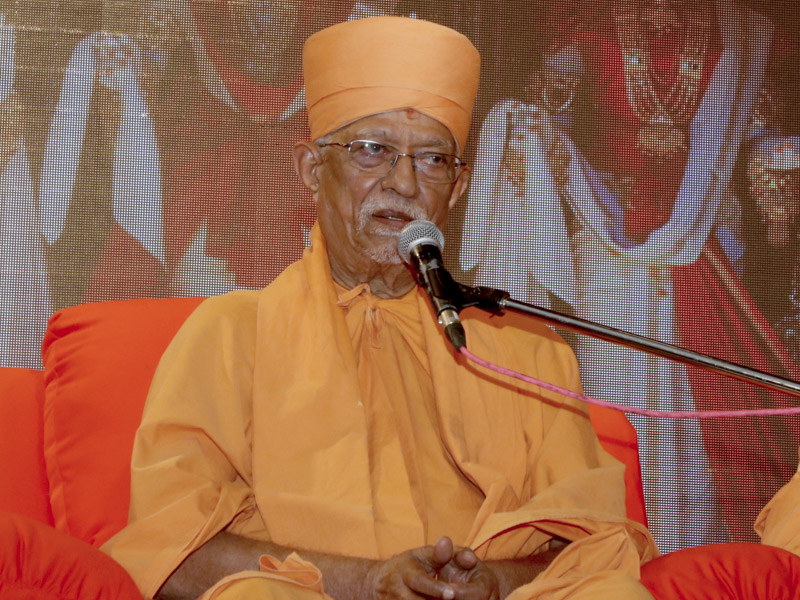 Pujya Doctor Swami blesses the assembly