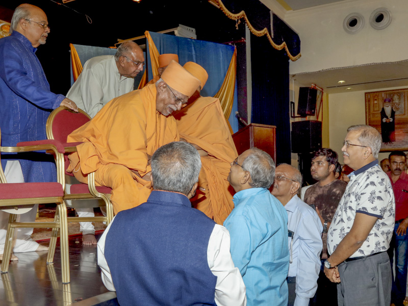 Pujya Doctor Swami blesses devotees