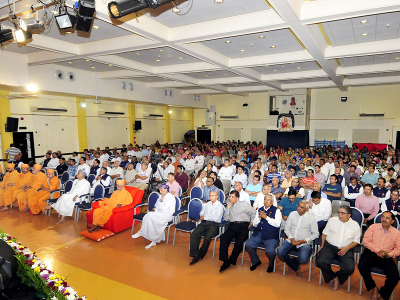 Pujya Doctor Swami, sadhus, devotees and well-wishers during the assembly