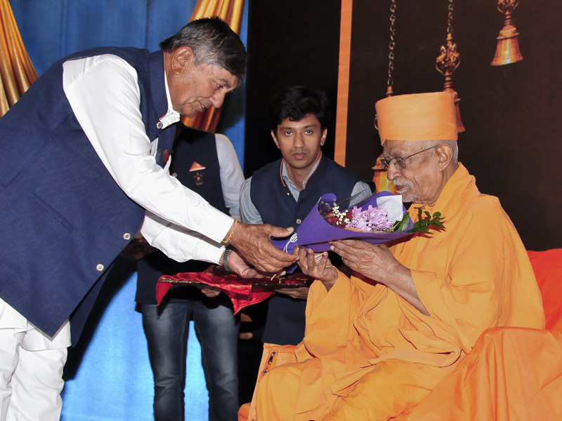 Devotees welcome Pujya Doctor Swami