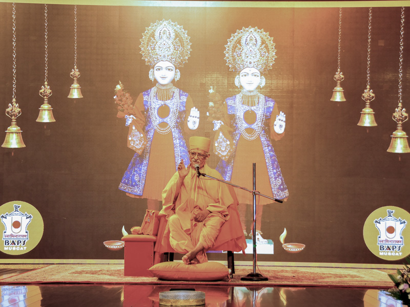 Pujya Doctor Swami blesses the assembly