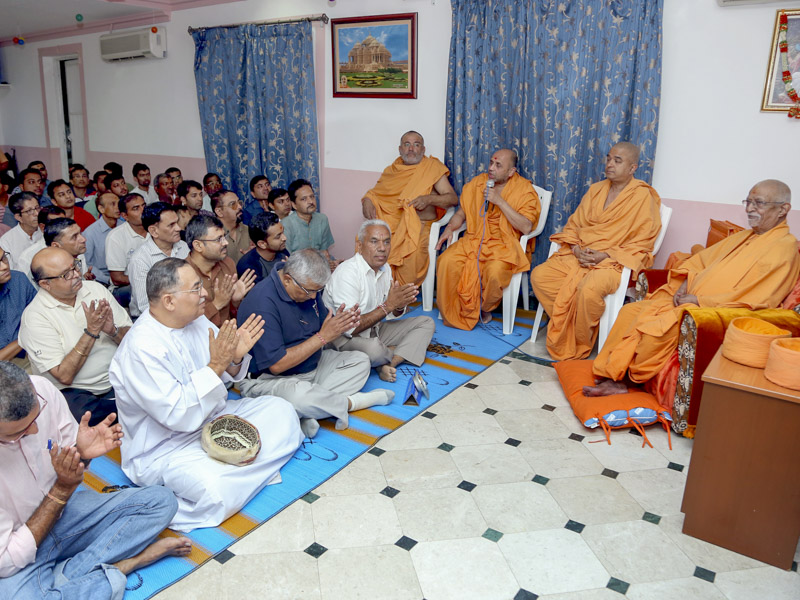 Narayancharan Swami addresses an assembly at BAPS Shri Swaminarayan Mandir, Gala