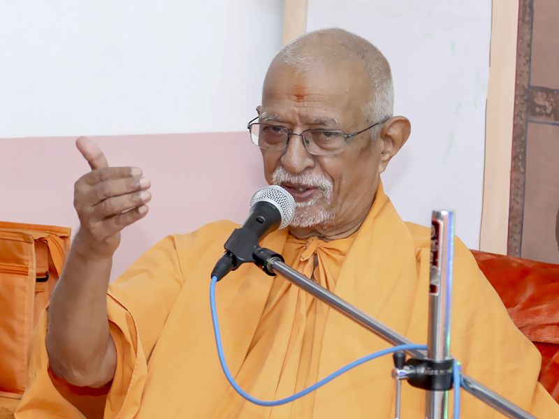 Pujya Doctor Swami blesses an assembly